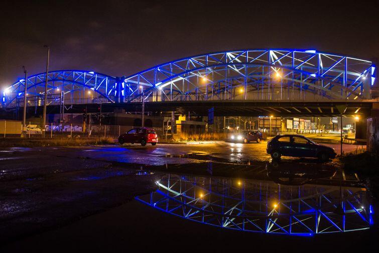Podświetlony na niebiesko wiadukt przy ul. Kościuszki