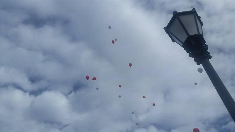 Gdańska latarnia w Christchurch - podczas inauguracji w powietrze poleciały balony w barwach Polski