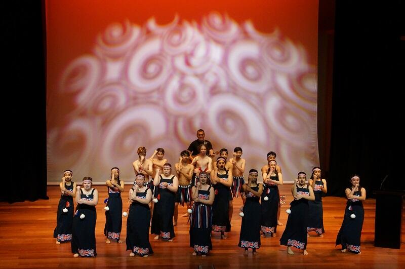Podczas jubileuszowego koncertu polskiej muzyki klasycznej i folkloru wystąpiła także grupa Maorysów - w końcu to Nowa Zelandia