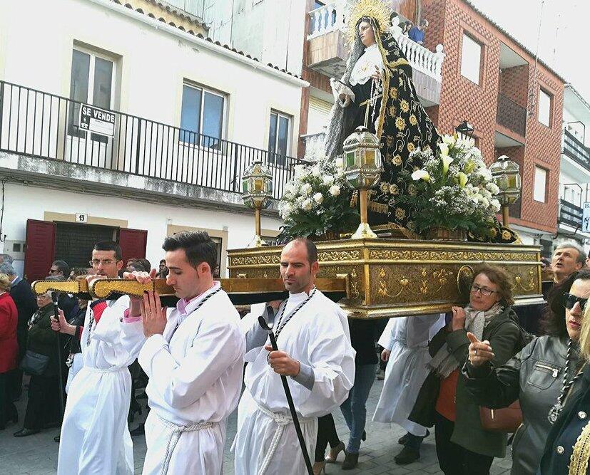 Procesje z wielkimi religijnymi rzeźbami, niesionymi przez ulice miasta są charakterystyczne dla obchodów Świąt Wielkanocnych w Hiszpanii.