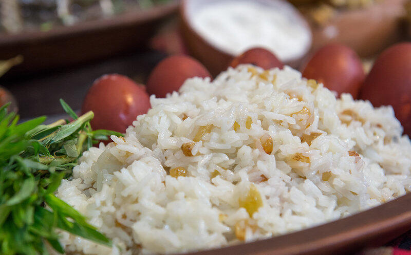 Obowiązkowym daniem wielkanocnym w Armenii jest ryż z rodzynkami.