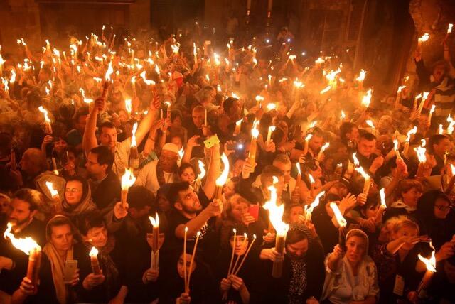 W Syrii w Wielką Sobotę wieczorem wierni gromadzą się ze świecami na ulicach