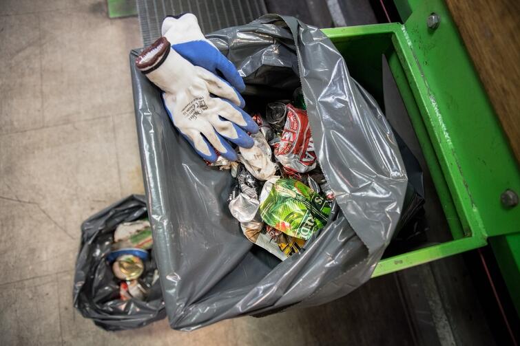 Poszerzony system segregowania odpadów dotyczy całej Polski, w naszym mieście zostaje wprowadzony 1 kwietnia. Dziennikarze wybrzeżowych mediów w środę, 14 marca, mieli okazję zapoznania się z nowymi zasadami podczas specjalnej wizyty w sortowni odpadów w Zakładzie Utylizacyjnym w Gdańsku