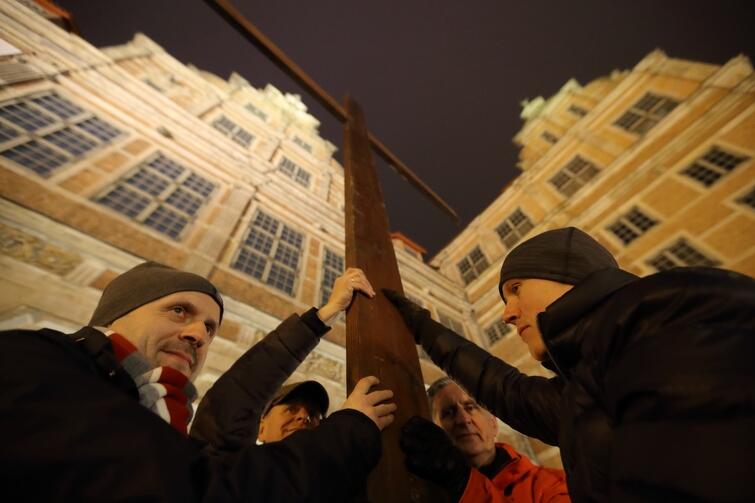 W piątek, 23 marca, tak jak w latach poprzednich, ulicami Gdańska przeszła Droga Krzyżowa. Organizowali ją, przy współudziale młodzieży studenckiej, ojcowie Dominikanie