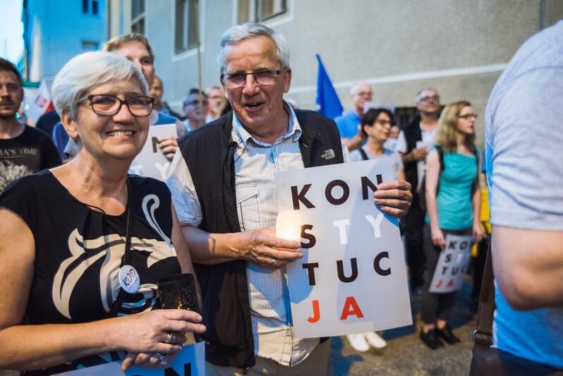 Latem ubiegłego roku w Gdańsku, przeciwnicy zmian w sądownictwie protestowali pod siedzibą sądu Apelacyjnego i Okręgowego. Nz.: 30 lipca 2017 roku pod Sądem Okręgowym w Gdańsku