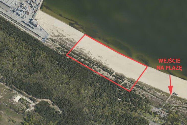 Plaża na Stogach z lotu ptaka. Czerwony prostokąt oznacza obszar od ogrodzenia terenu Portu Gdańsk w kierunku wschodnim, który być może w przyszłości pójdzie pod portowe inwestycje