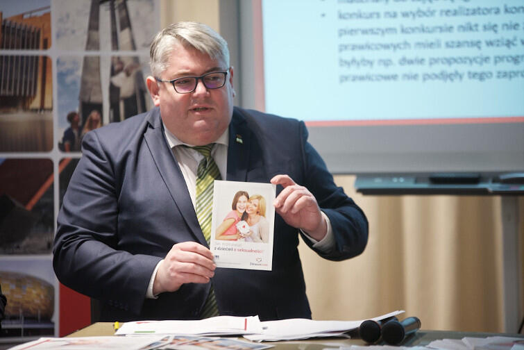 Wiceprezydent Piotr Kowalczuk prezentuje broszurę 'Zdrowe Love. Jak rozmawiać z dziećmi o seksualności?'