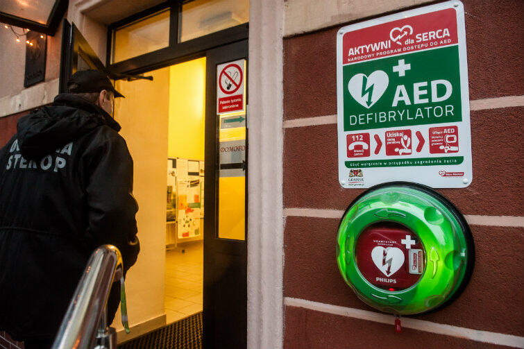 Defibrylatory w Gdańsku są już w wielu miejscach - tutaj: na ścianie Centrum Kształcenia Ustawicznego Nr 2, ul. Smoleńska 6/8