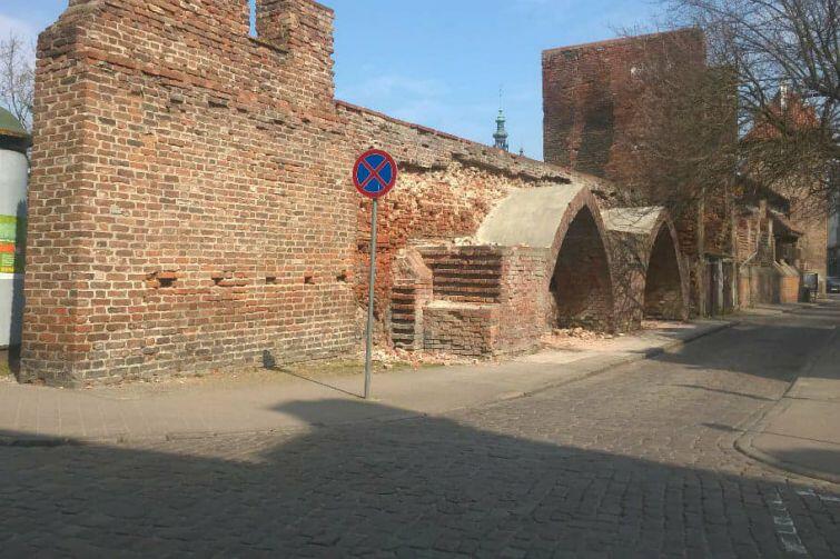 Średniowieczne mury przy ulicy Latarnianej w Gdańsku - stan na kwiecień 2018 r.
