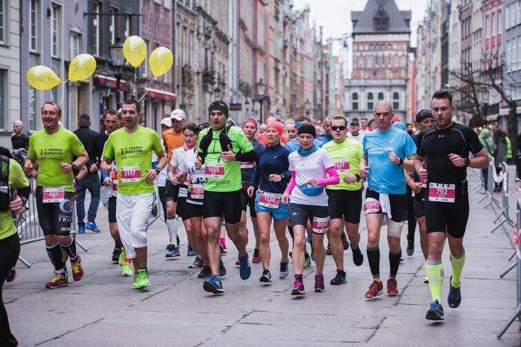 III Gdańsk Maraton. Pacemakerów rozpoznamy po charakterystycznych koszulkach i unoszących się nad nimi balonikach