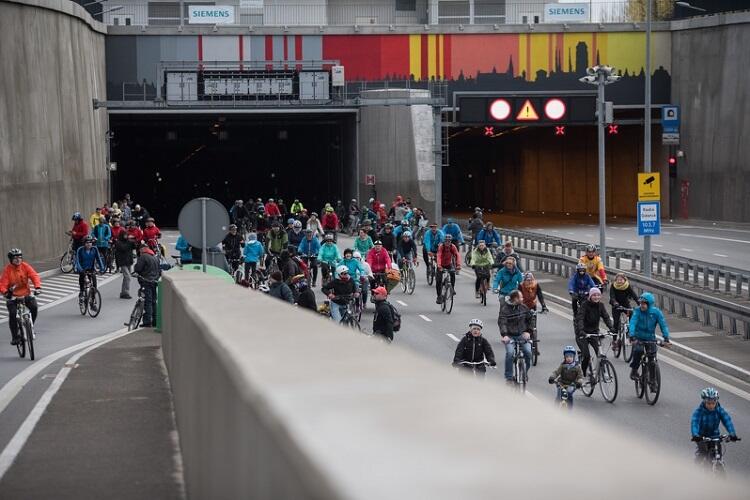 Przejazd rowerowy rok po otwarciu tunelu pod Martwą Wisłą
