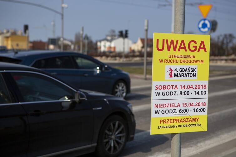 Tabliczki informujące o utrudnieniach w ruchu drogowym związanych z organizacją 4. Gdańsk Maratonu przy konkretnych ulicach pojawiły się już kilka dni przed imprezą