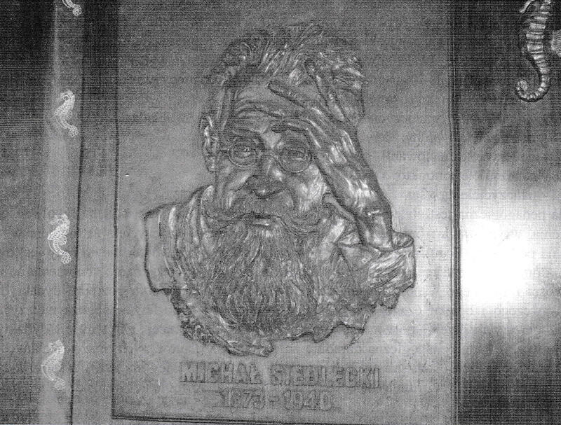 Profesor dr Michał Siedlecki - tablica pamiątkowa w holu głównym szkoły. Autor: Zbigniew Jóźwiak