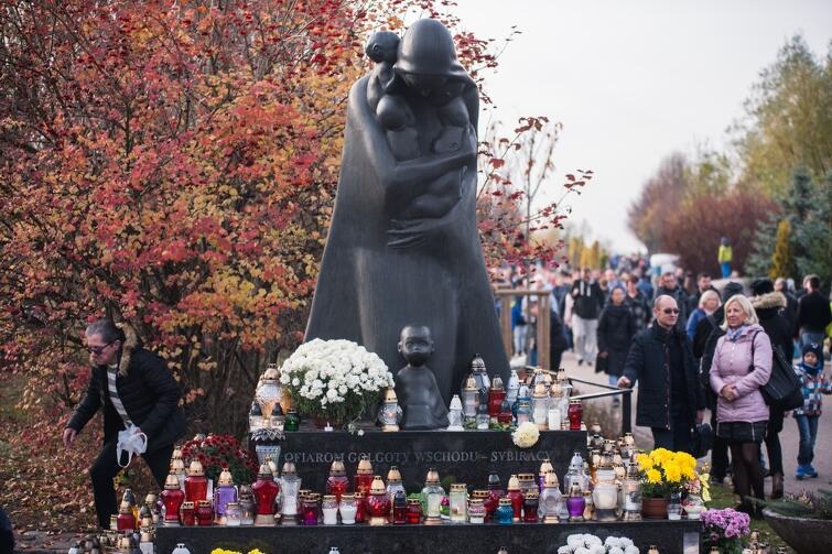 Przejmujący swoją wymową pomnik Golgota Wschodu na cmentarzu Łostowickim