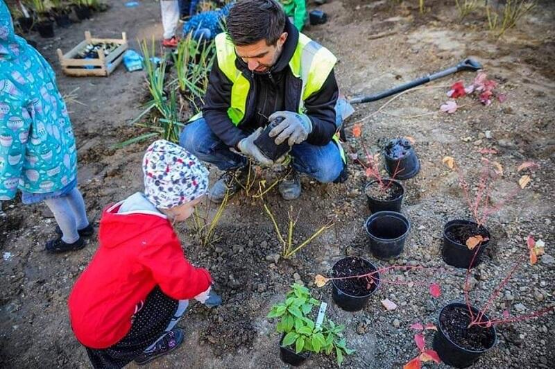 Pracownikom Gdańskich Wód w sadzeniu roślin pomagały dzieci z pobliskiego Przedszkola nr 2