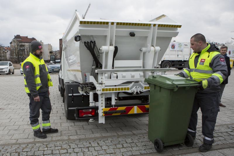 Od kwietnia 2018 r. w Gdańsku obowiązuje segregacja odpadów na pięć frakcji. Każda z nich powinna być segregowana do odpowiednio oznakowanych pojemników. 
