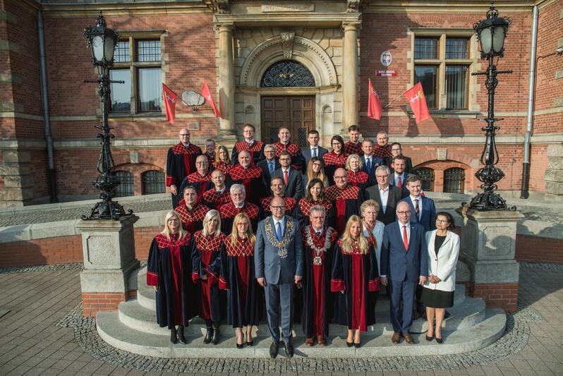8 listopada odbyła się ostatnia sesja Rady Miasta Gdańska w kadencji 2014-2018. Zdjęcie grupowe na przedprożu Nowego Ratusza