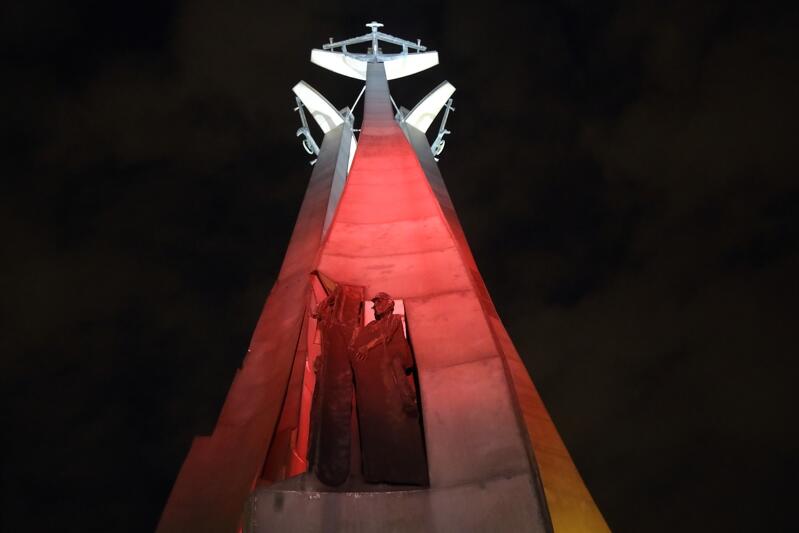 To już nie pierwszy raz, gdy biało-czerwoną iluminację zyskuje pomnik Poległych Stoczniowców - ostatnio było tak 1 maja tego roku