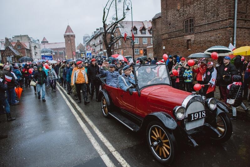 Parada Niepodległości to także przejazd starych samochodów
