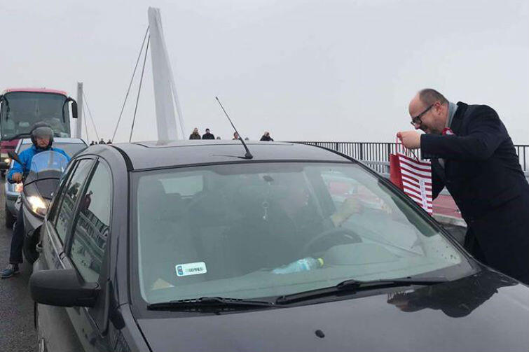 Prezydent Gdańska Paweł Adamowicz wręcza upominki pierwszym przejeżdżającym przez nowy most kierowcom
