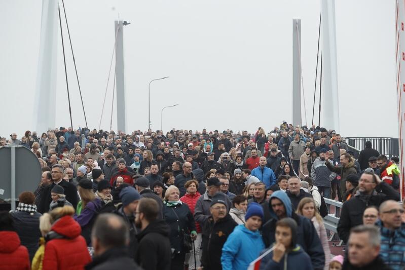 Tłumy na otwarciu mostu