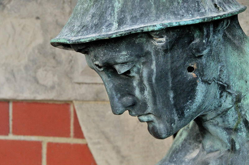 Głowa jednej z miedzianych postaci zdobiących rzygacze na fasadzie Gmachu Głównego Politechniki Gdańskiej, prawdopodobnie Hermes, uszkodzenia figury to ślady po ostrzale z 1945 r.