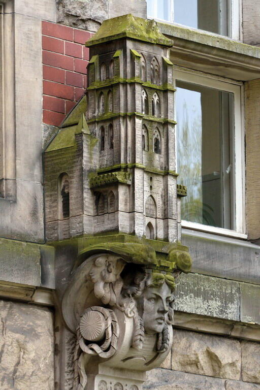 Łatwa do rozpoznania wieża kościoła Najświętszej Maryi Panny w Gdańsku symbolizuje twórczą strefę projektowania architektonicznego, odnosi się do architekta Karla Friedricha Schinkla