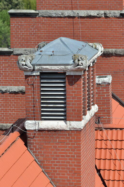 Jeden z kominów na dachu Gmachu Głównego Politechniki Gdańskiej, rzeźbiony w kamieniu dym do niedawna oglądać mogły tylko ptaki