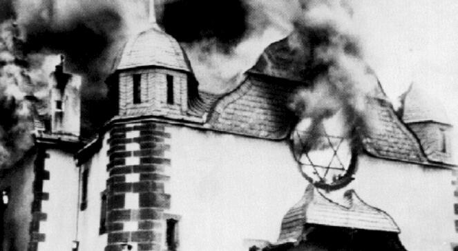 9 listopada 1938 r. Płonie synagoga w mieście Siegen (Nadrenia Północna Westfalia) - jedna z setek, które w Niemczech zaatakowali naziści podczas 'nocy kryształowej'