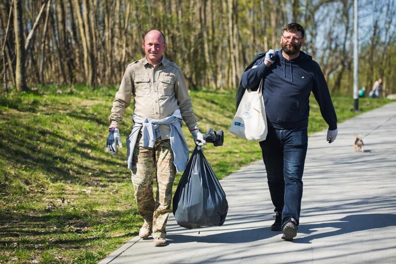 Jednym z problemów w dzielnicach są porzucone śmieci i nielegalne wysypiska. Na zdjęciu uczestnicy III edycji Wielkiego Sprzątania Gdańska-Południe  w kwietniu 2018 roku z workami śmieci zebranymi z parków i trawników