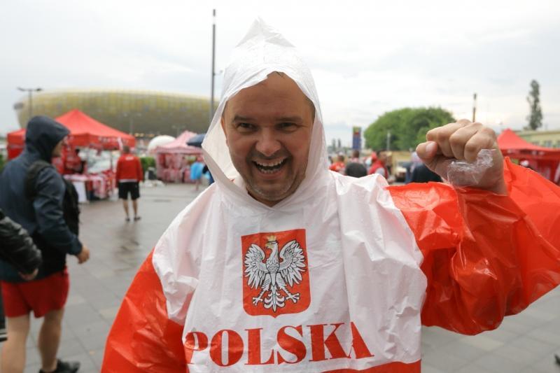 Czerwiec 2016, było ciepło, ale momentami padało. Kibice zmierzający na Stadion Energa Gdańsk na mecz Polska - Holandia byli wyposażeni w peleryny przeciwdeszczowe. W czwartek, 15 listopada, przydadzą się kurtki i parasole
