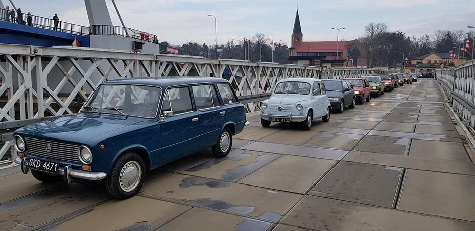 Miłośnicy dawnych pojazdów w nietypowy sposób postanowili pożegnać gdański most