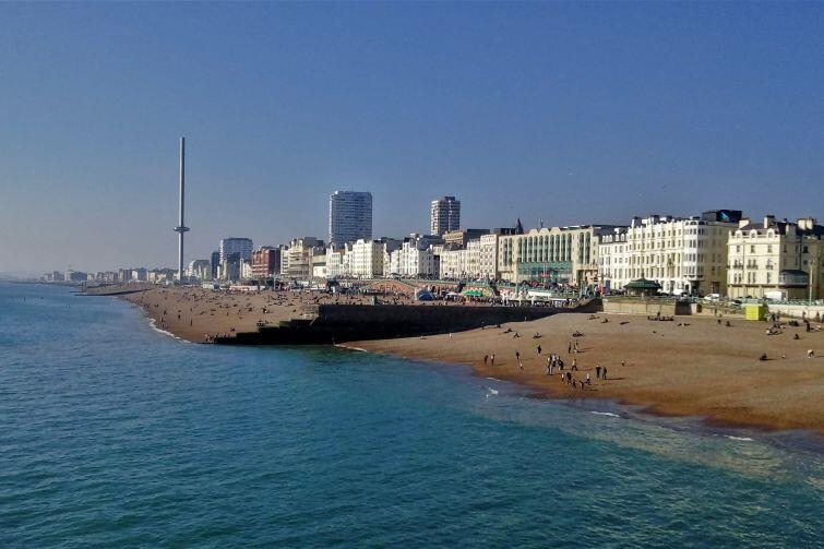 Bulwar nadmorski i plaża w Brighton – jednej z najpopularniejszych miejscowości wypoczynkowych w Wlk. Brytanii