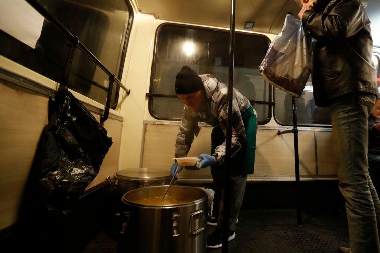 Specjalny autobus z gorącą zupą dla bezdomnych i potrzebujących znowu wyjeżdża na trasę
