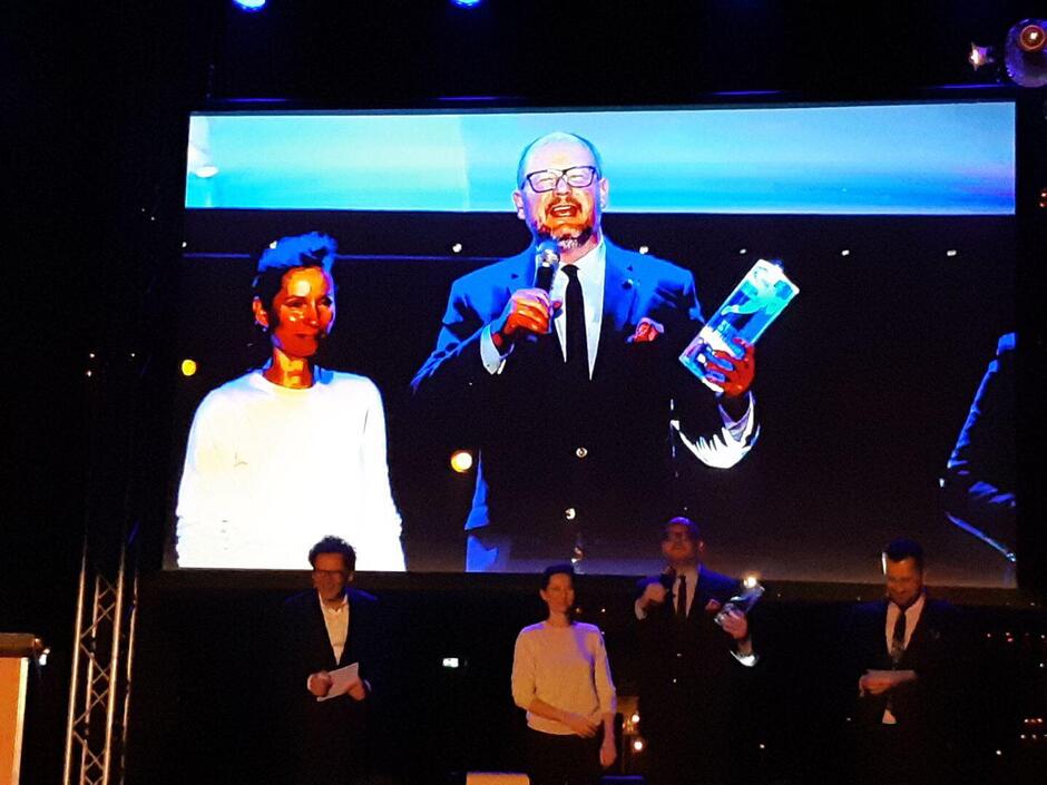 Prezydent Paweł Adamowicz odbiera nagrodę za działania miasta na rzecz integracji imigrantów