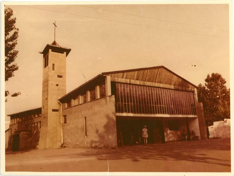 Niewielka kaplica z cegły i prefabrykatów służyła mieszkańcom Przymorza przez kilkanaście lat zanim wzniesiono Okrąglaka 
