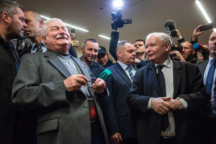 Lech Wałęsa i Jarosław Kaczyński konwersują w przerwie rozprawy