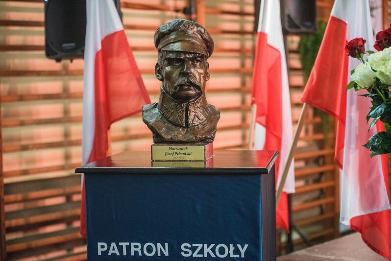 W trakcie uroczystości miało miejsce odsłonięcie popiersia Marszałka. Szkoła od lat ma dobre relacje ze Związkiem Piłsudczyków RP, któremu pomaga upamiętniać osobę i czyny marszałka Józefa Piłsudskiego