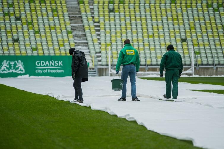 Na co dzień murawy Stadionu Energa Gdańsk dogląda siedmiu pracowników