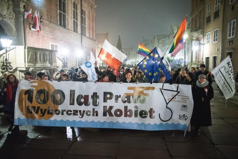 Kolorowy pochód '100 kroków na 100 lat' przeszedł ulicami Gdańska z okazji stulecia uzyskania przez kobiety praw wyborczych 