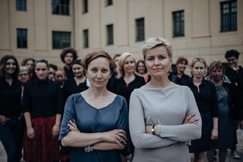 [Od lewej] Rita Jankowska, reżyserka i autorka scenariusza spektaklu 'Trafiło je' i Agnieszka Szydłowska - kompozytorka muzyki do sztuki. W tle zespół aktorów