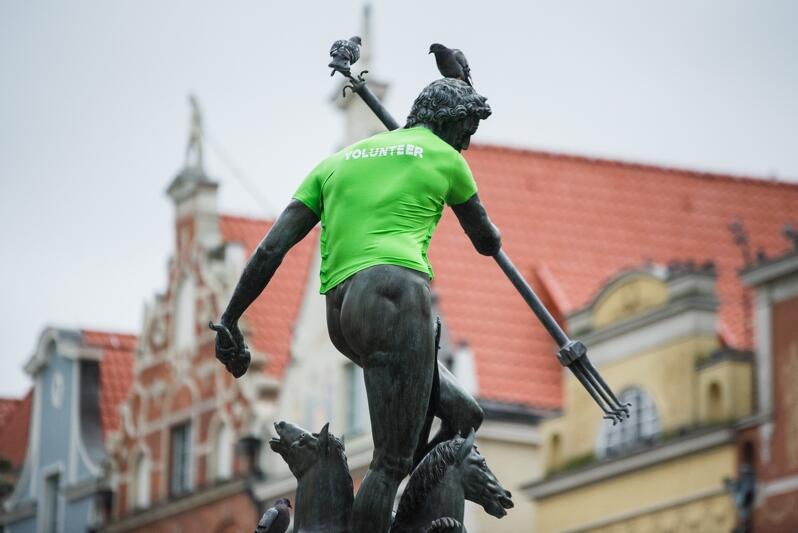 Rok temu na zakończenie parady Neptun założył charakterystyczną zieloną koszulkę gdańskiego wolontariusza. W tym - na mecie parady przy napisie GDAŃSK w niebo poleci 50 zielonych balonów