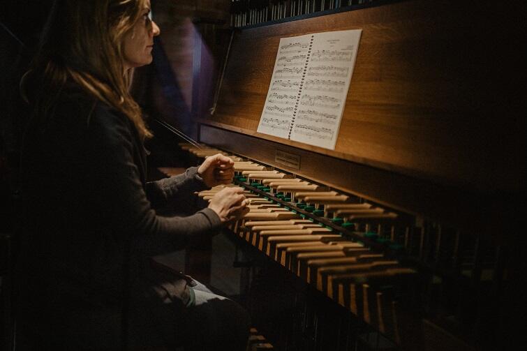 Stanowisko gdańskiego carillonisty objęła oficjalnie we wrześniu 2018 r., grająca na tym instrumencie dla mieszkańców już od 17 lat, Monika Kaźmierczak 
