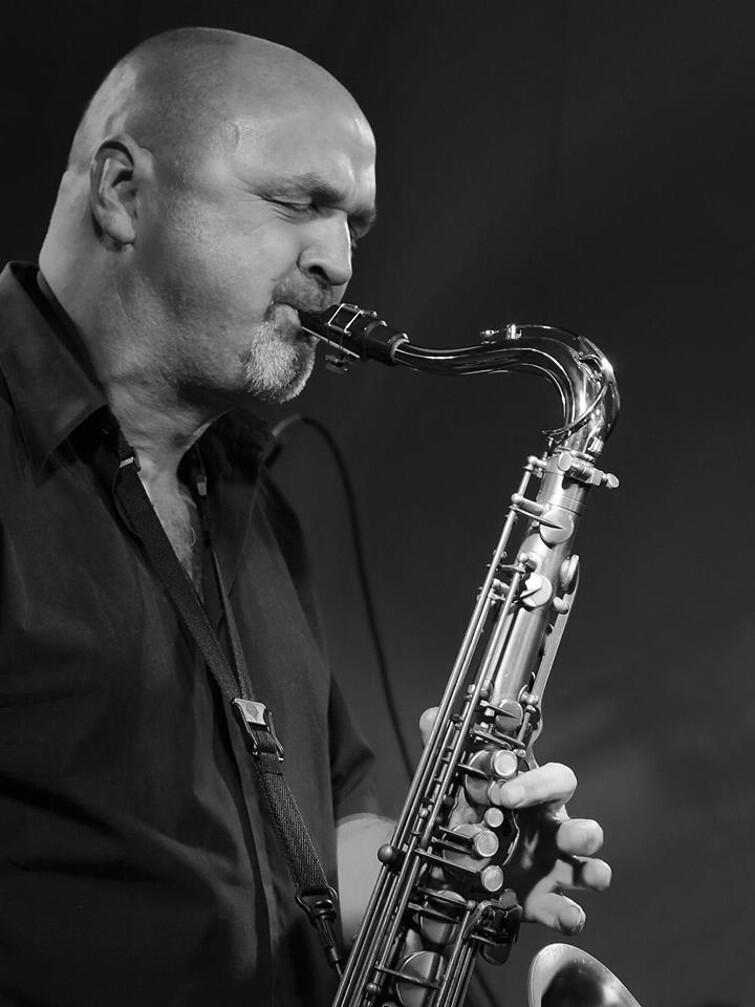 Adam Wendt - saksofonista, kompozytor, aranżer oraz pedagog, jeden z członków zespołu New Coast