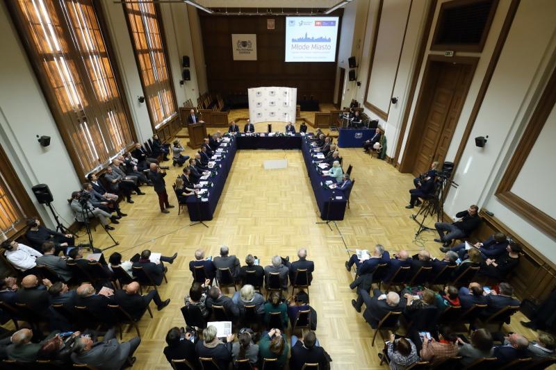 Debata o Młodym Mieście odbyła się 30 listopada 2018 r. w auli w Gmachu Głównym Politechniki Gdańskiej. Wszystkie miejsca były zajęte