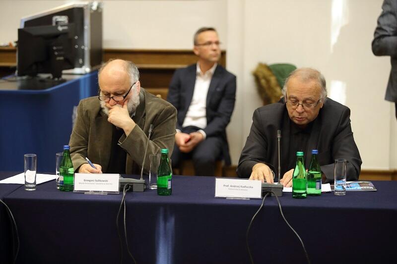 Od lewej: Grzegorz Sulikowski - miejski konserwator zabytków w Gdańsku oraz prof. Andrzej Kadłuczka z Politechniki Krakowskiej