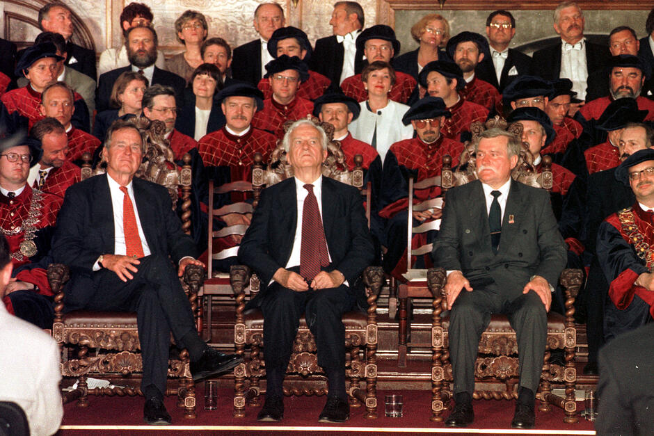 30 czerwca 1997 roku. George H.W. Bush, Richard von Weizsäcker i Lech Wałęsa podczas uroczystej sesji Rady Miasta Gdańska w Dworze Artusa odbierają tytuły Honorowych Obywateli Miasta Gdańska 