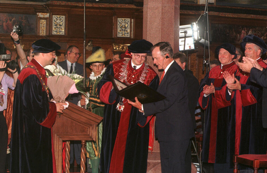 Prezydent Georg H. W. Bush otrzymuje tytuł Honorowego Obywatela Miasta Gdańska z rąk przewodniczącego Rady Miasta Pawła Adamowicza