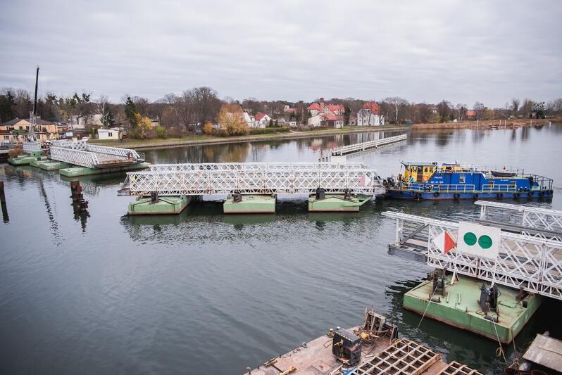 Od 10 listopada na Wyspę Sobieszewską można dojechać nowym zwodzonym mostem. Stary pontonowy most służył ponad 40 lat, w połowie miesiąca rozpoczęły się jego pierwsze prace rozbiórkowe