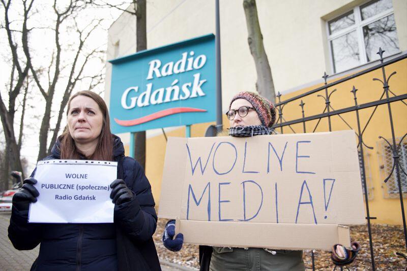 Anita Czarniecka (z lewej) podczas konferencji prasowej na temat akcji w obronie dwoch dziennikarzy Radia Gdańsk